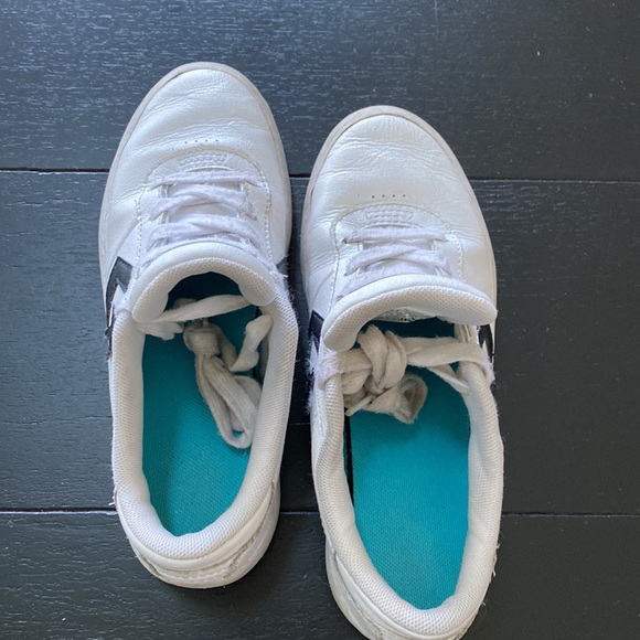 Converse Youth Sneakers. Leather Uppers/Rubber Soles. Size 2 - Picture 4 of 9